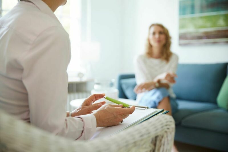 Dokter vrouw op bank gesprek